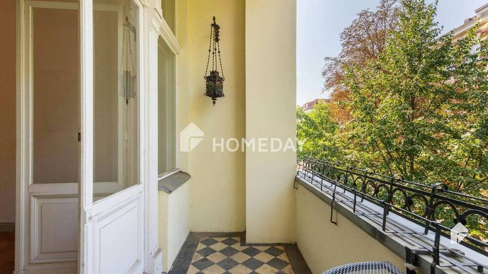 Charmante AltbauWohnung mit 5 Zimmern, Kachelofen und Loggia in gefragter Lage