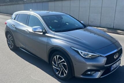 INFINITI Q30 165.972 km 9.480 &euro; Berlin 10627