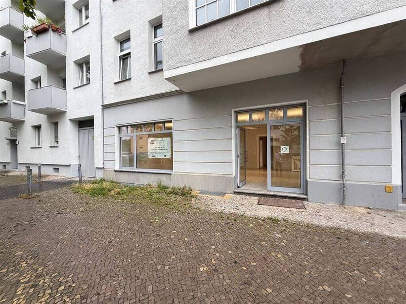 Bezugsfrei - ansprechende Büro-Ladenfläche zur individuellen Nutzung - Erdgeschoss und Souterrain in guter Lage.