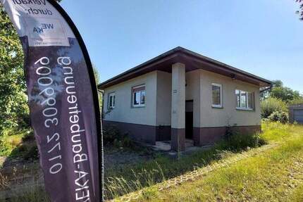 Unterkellerter Bungalow (57 m²) und 2 Garagen zum Abriss auf 900 m² Traumbauland ! Im Alleinauftrag in Panketal