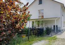 Energieeffizientes Mehrfamilienhaus mit vier leerstehenden Wohnungen
