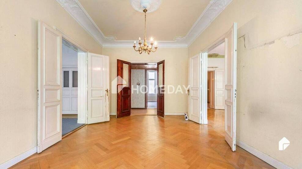 Charmante AltbauWohnung mit 5 Zimmern, Kachelofen und Loggia in gefragter Lage