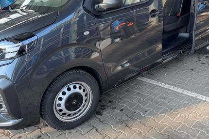 Opel Vivaro 18.000 km 32.999 &euro; Berlin 12305