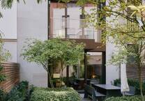 Elegantes Townhouse zwischen Gendarmenmarkt und Unter den Linden: Urbane Oase in Berlin Mitte