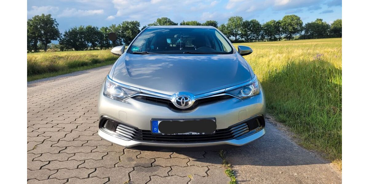 Toyota Auris 91.000 km 9.100 &euro; Oberkrämer 16727
