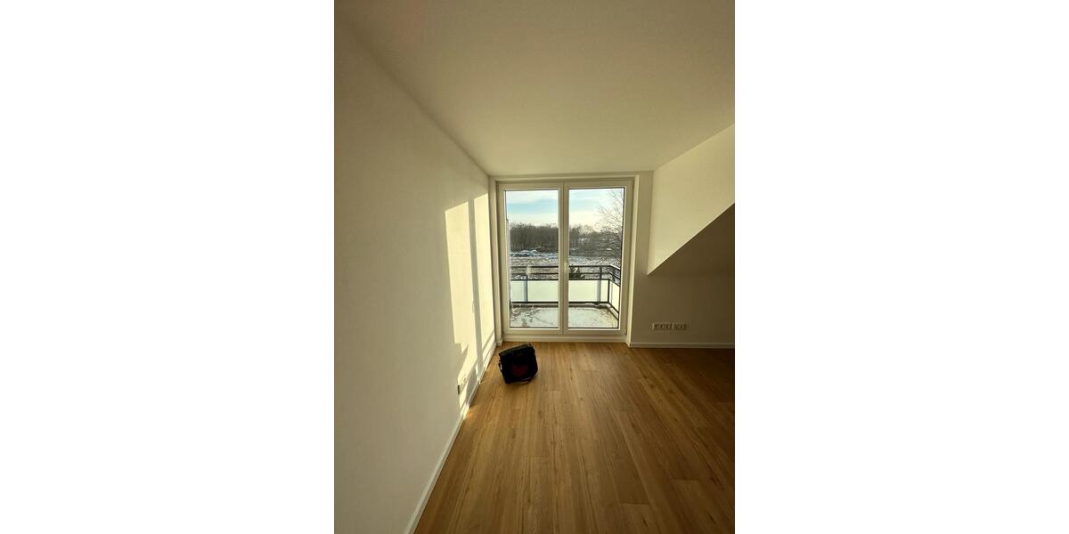 Dachgeschoßwohnung Berlin Marzahn-Hellersdorf - 3 Zimmer, 79 m&sup2;, 1.405&euro; | Angebot:27699216