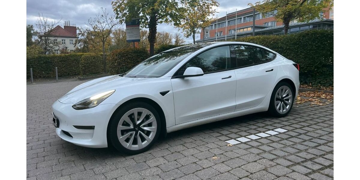 Tesla Model 3 66.000 km 31.400 € Berlin 13086