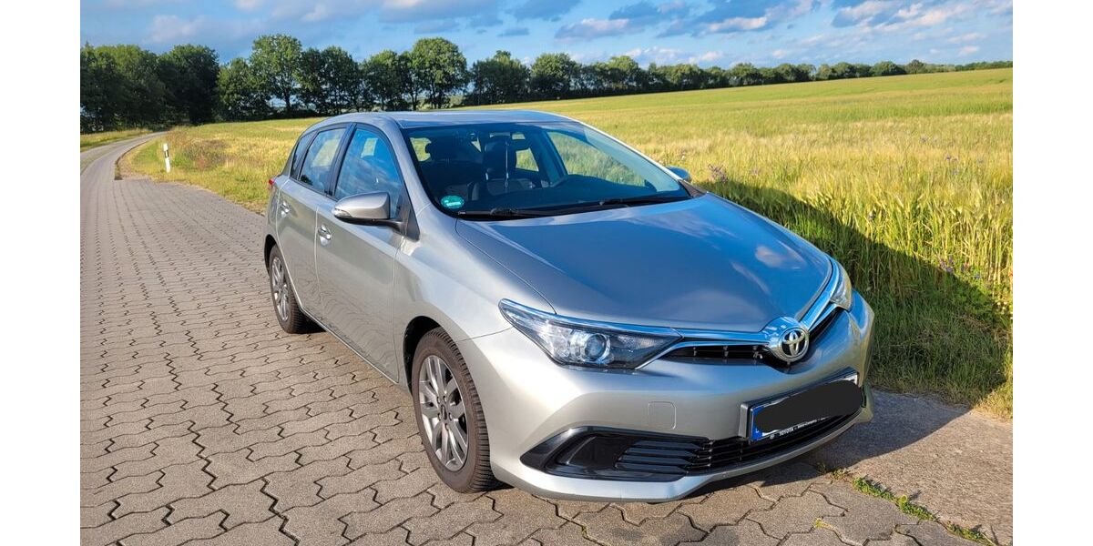 Toyota Auris 89.000 km 9.700 &euro; Oberkrämer 16727
