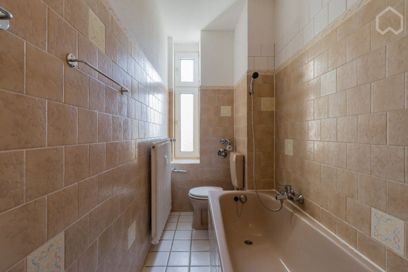 Bezugsfrei! 2-Zi-AltbauWohnung mit Dielen & Möblierung – 58m² – p