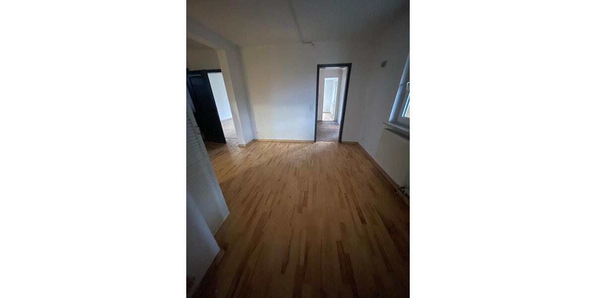 Wohnhaus renovierungsbedürftig mit großem Garten. Kaltmiete 6 zimmer