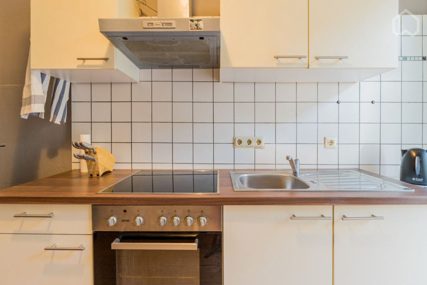 Bezugsfreie 2-Zi-AltbauWohnung mit Balkon & Erker – möbliert