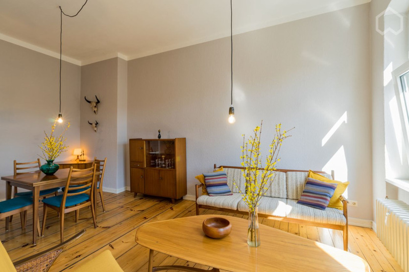 Bezugsfrei! 2-Zi-AltbauWohnung mit Dielen & Möblierung – 58m² – p