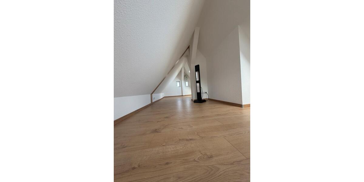 Dachgeschoßwohnung Schöneiche bei Berlin - 3.5 Zimmer, 80 m&sup2;, 1.350&euro; | Angebot:25832299