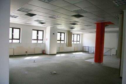 großzügiges Gewerbe + große Lagerfläche + 7 Stellplätze --- nahe S-Bhf. Marienfelde zimmer