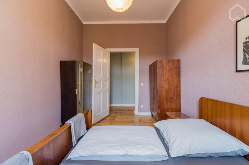 Bezugsfrei! 2-Zi-AltbauWohnung mit Dielen & Möblierung – 58m² – p