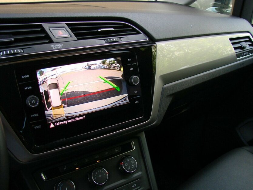 VW Touran 2.0TDI TAXI 7-Sitzer Leder Kamera AHK 89.165 km 27.980 € Falkensee 14612