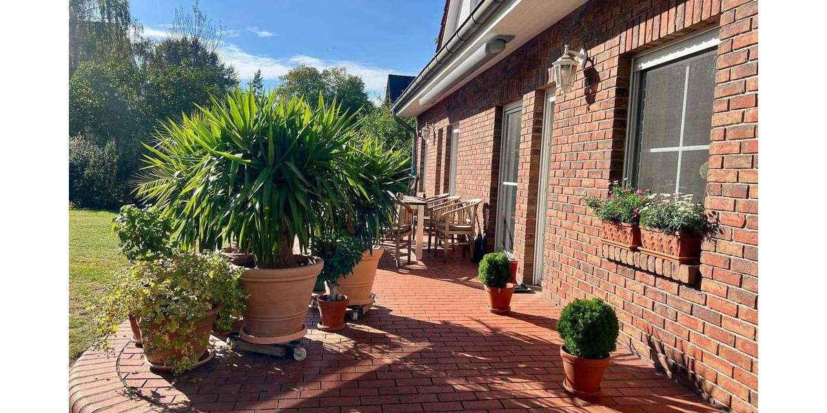 großes Grundstück mit 2 Häusern 9 zimmer