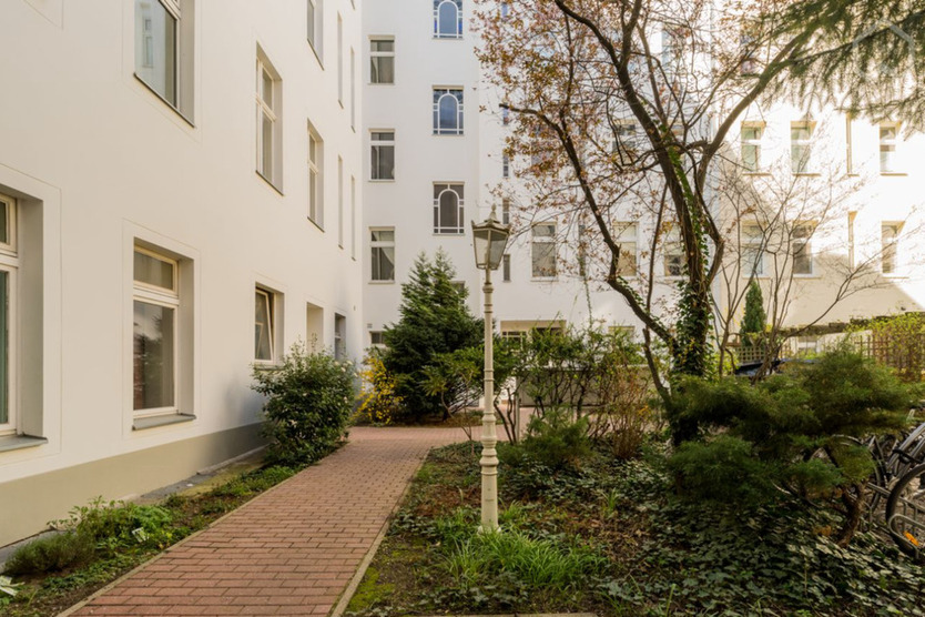 Bezugsfrei! 2-Zi-AltbauWohnung mit Dielen & Möblierung – 58m² – p