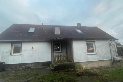 Wohnhaus renovierungsbedürftig mit großem Garten. Kaltmiete 6 zimmer