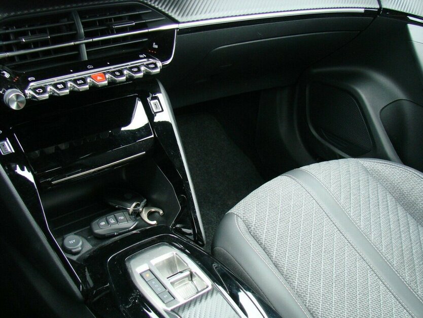 Peugeot 2008 1.2 Allure ACC MirrorLink Kamera LED 16.743 km 20.980 € Falkensee 14612