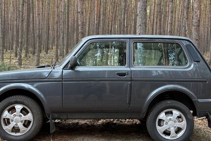 Lada Niva 90.590 km 8.900 &euro; Berlin 13187