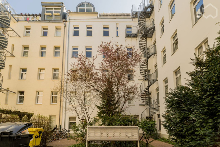 Bezugsfrei! 2-Zi-AltbauWohnung mit Dielen & Möblierung – 58m² – p