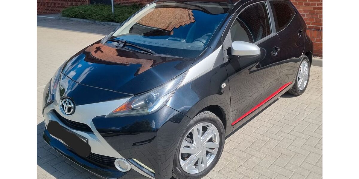 Toyota Aygo (X) 63.411 km 7.990 &euro; Berlin 12489