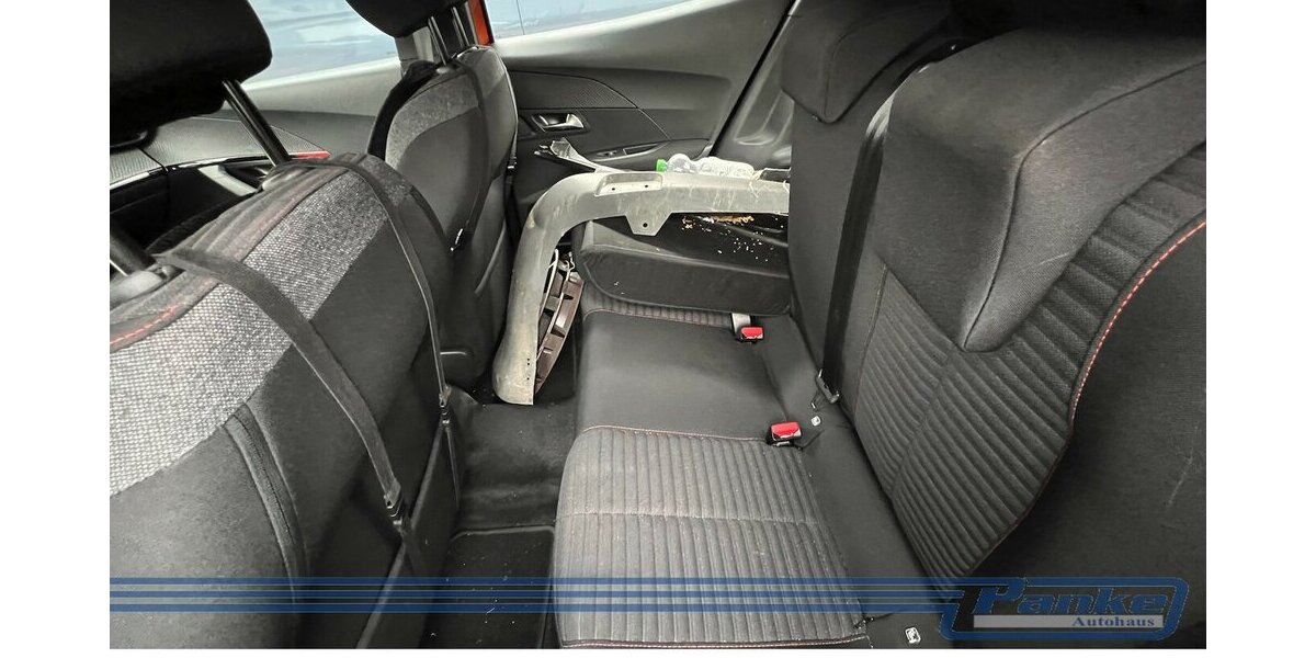 Peugeot 2008 1.2 PureTech 100 Active Pack*Unfall* 21.200 km 4.890 &euro; Berlin 13187