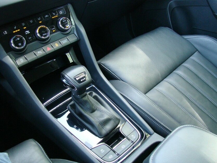 Skoda Karoq 2.0TDI Style 4x4 ACC Columbus Leder AHK 52.678 km 31.890 € Falkensee 14612