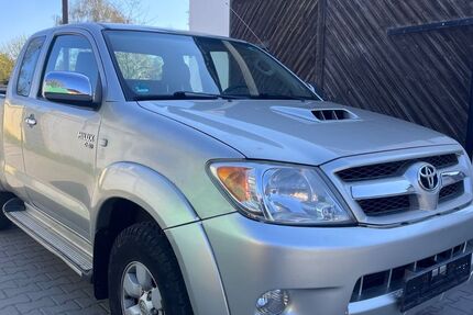 Toyota Hilux 282.719 km 10.999 &euro; Berlin 14167