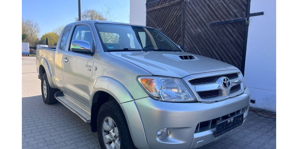 Toyota Hilux 282.719 km 10.999 &euro; Berlin 14167
