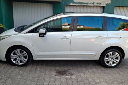 Peugeot 5008 141.000 km 5.300 &euro; Berlin 13465