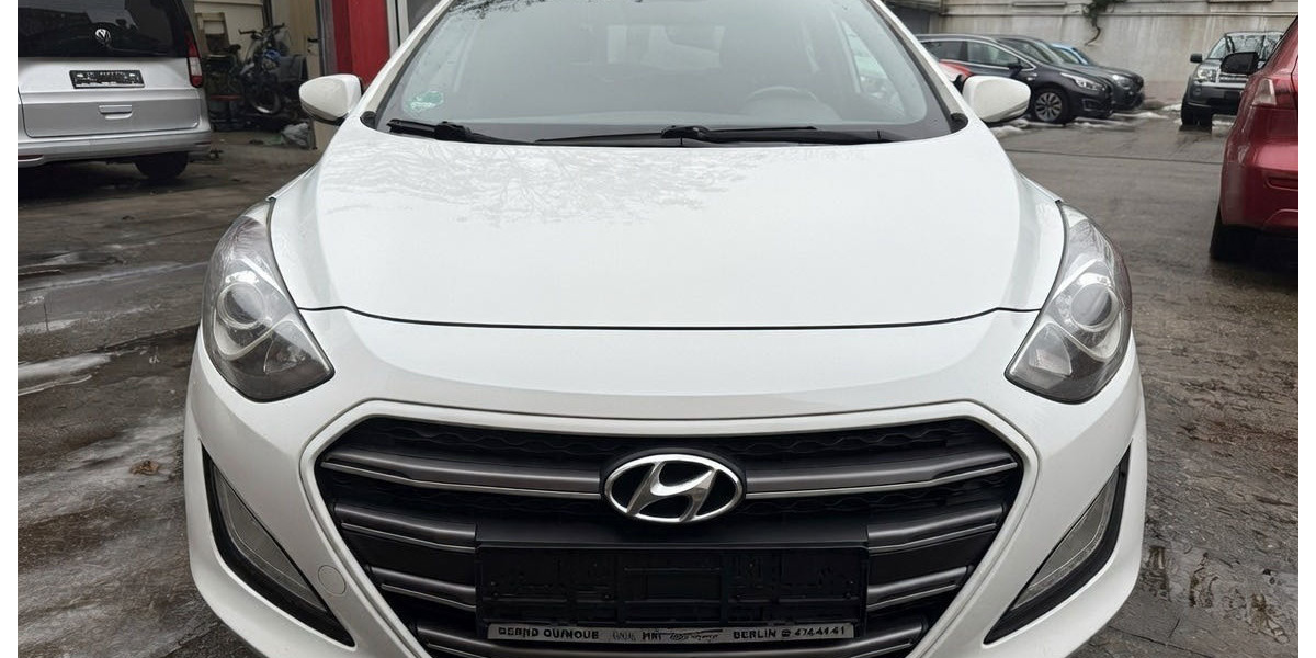 Hyundai i30 Passion Plus Autom Navi PDC Sitz&Lenkradhz. 108.062 km 10.400 &euro; Berlin 10247