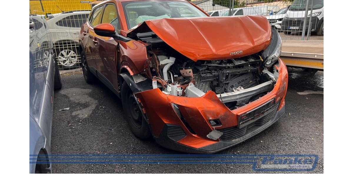 Peugeot 2008 1.2 PureTech 100 Active Pack*Unfall* 21.200 km 4.890 &euro; Berlin 13187