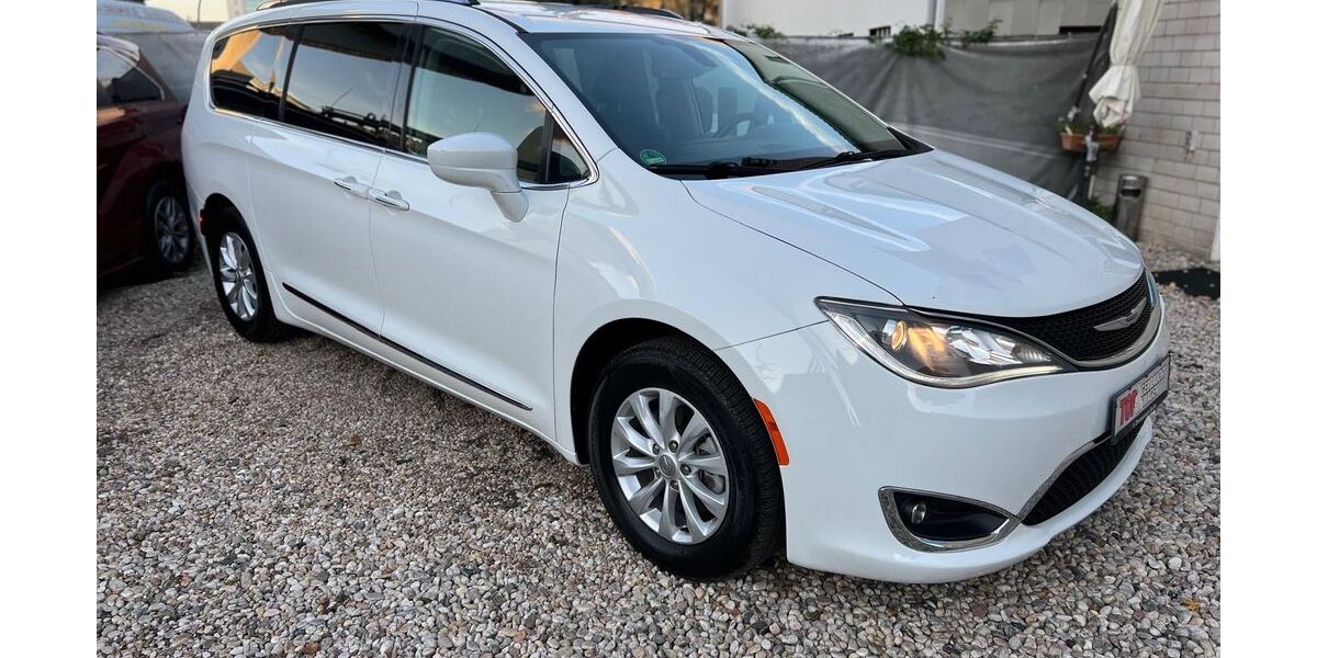 Chrysler Pacifica 69.000 km 25.499 € Berlin 13599