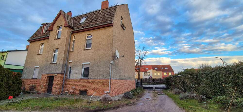 Wohn- & Gewerbeensemble mit Entwicklungspotenzial – Ihre Kapitalanlage mit Flughafennähe 11 zimmer