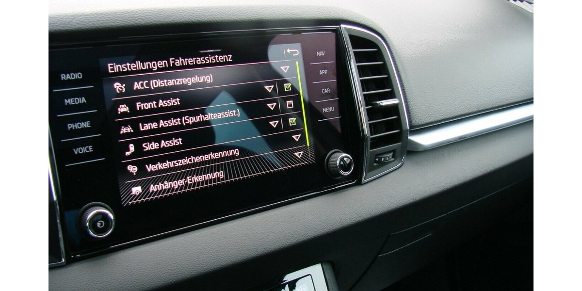 Skoda Karoq 1,5TSi Clever ACC 360° LED Panorama AHK 56.303 km 25.980 &euro; Falkensee 14612