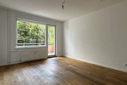 Renovierte Hochparterre Wohnung mit Balkon und schönem Blick ins Grüne, ruhig und zentral Alt-Buckow