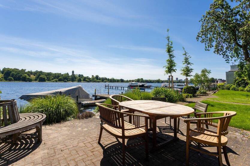 A Jewel by the Water - Timeless Elegance with private boat dock and view of Lake Tiefer See 5 zimmer