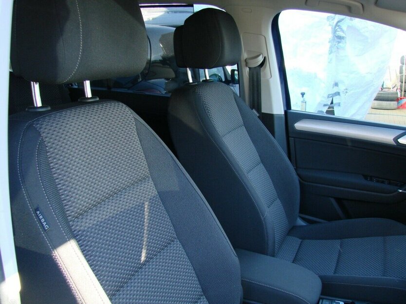 VW Touran 1.5TSI Comfortline 7-Sitzer ACC Standheizun 18.601 km 32.480 € Falkensee 14612