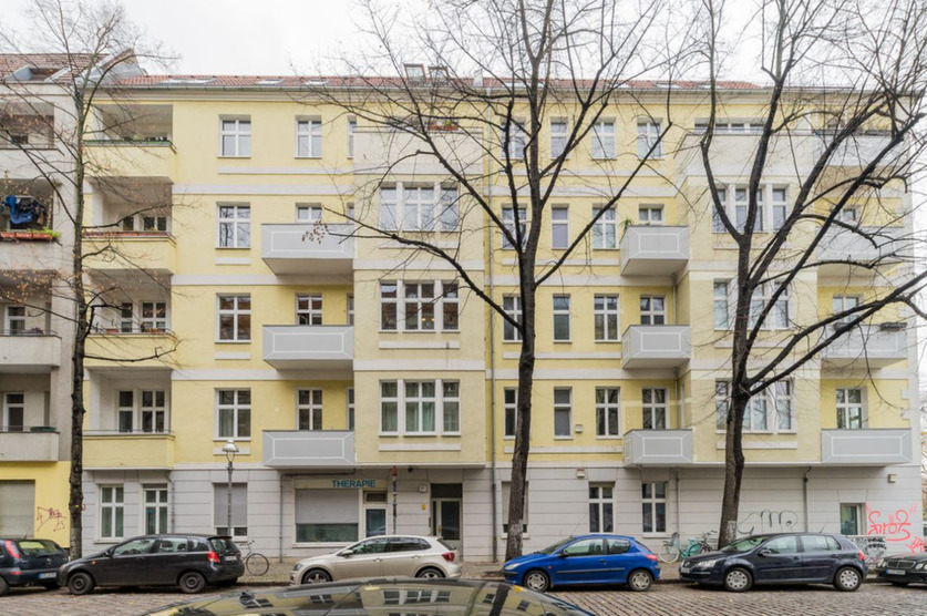 Bezugsfreie 2-Zi-AltbauWohnung mit Balkon & Erker – möbliert