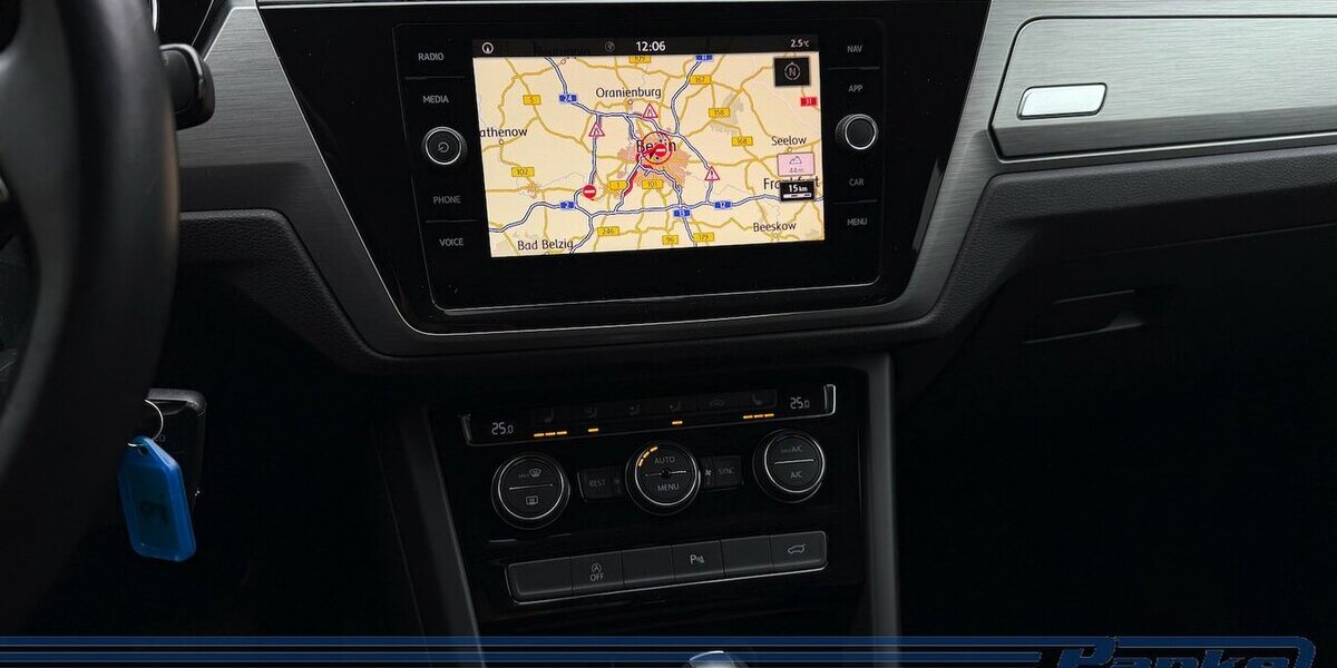 VW Touran Comfortl.DSG BT110 TSI*7Sitz*NAV*ACC*PDC* 40.678 km 22.990 &euro; Berlin 13187