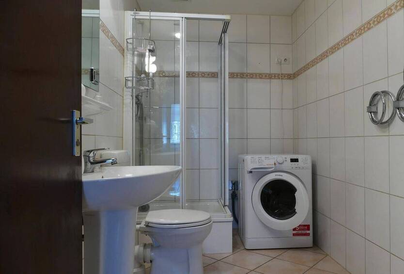 Westend: *Mit Potential für 3 Zimmer* Modernisierungsbedürftig mit Süd-Balkon, Lift & TG-Stellplatz