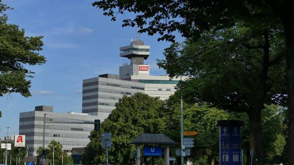 Westend: *Mit Potential für 3 Zimmer* Modernisierungsbedürftig mit Süd-Balkon, Lift & TG-Stellplatz