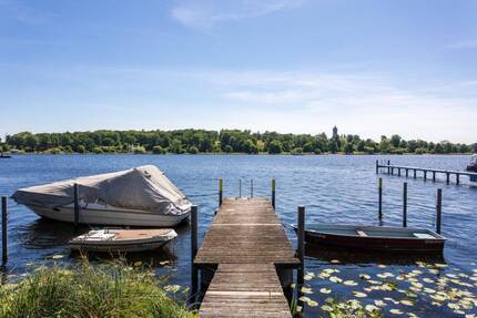 A Jewel by the Water - Timeless Elegance with private boat dock and view of Lake Tiefer See 5 zimmer
