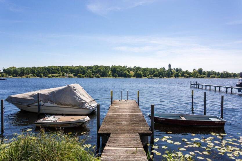 A Jewel by the Water - Timeless Elegance with private boat dock and view of Lake Tiefer See 5 zimmer