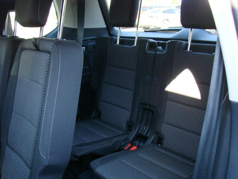 VW Touran 1.5TSI Comfortline 7-Sitzer ACC Standheizun 18.601 km 32.480 € Falkensee 14612