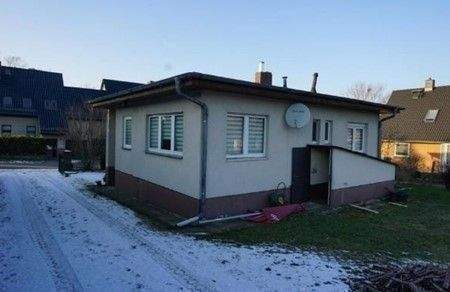 Unterkellerter Bungalow (57 m²) und 2 Garagen zum Abriss auf 900 m² Traumbauland ! Im Alleinauftrag in Panketal
