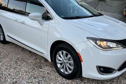 Chrysler Pacifica 69.000 km 25.499 € Berlin 13599