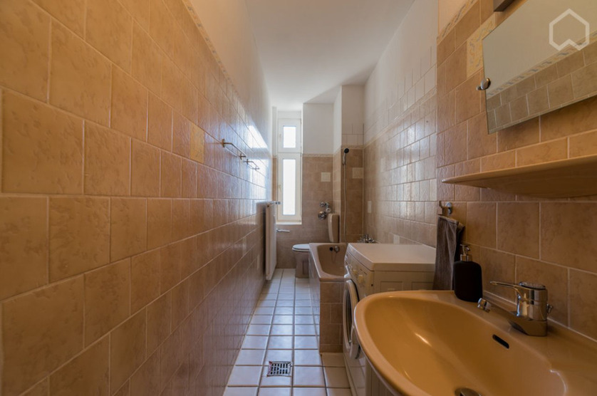 Bezugsfrei! 2-Zi-AltbauWohnung mit Dielen & Möblierung – 58m² – p